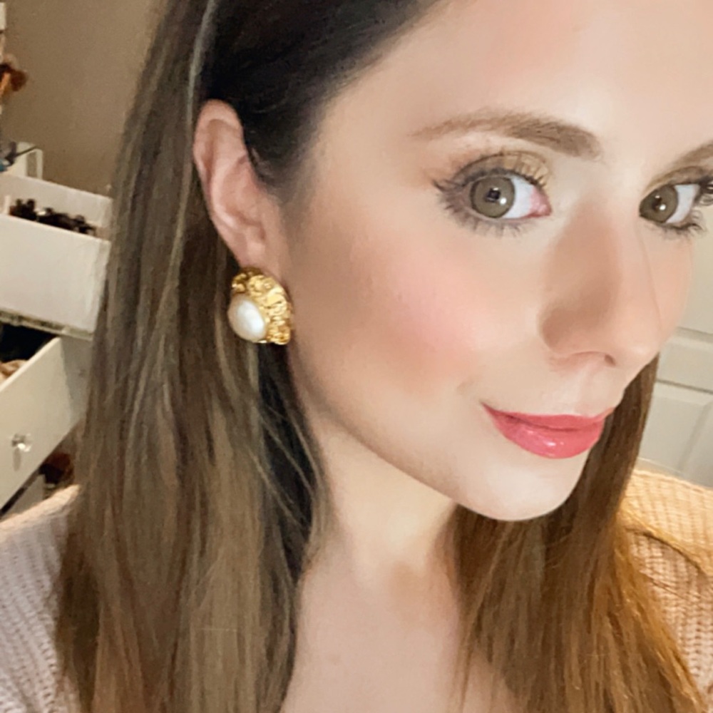⭐️Vintage authentic Pearl Chanel Earrings Gold tone⭐️